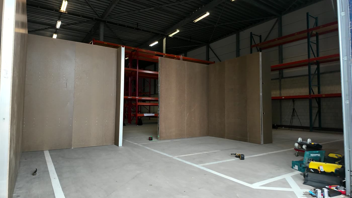 Kantoor in bedrijfshal: wanden van Fast Connect Walls in een bedrijfshal