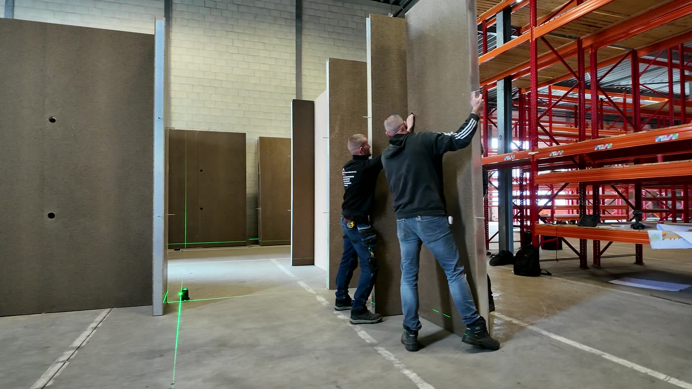 Tussenwand plaatsen: wanden van Fast Connect Walls in een bedrijfshal